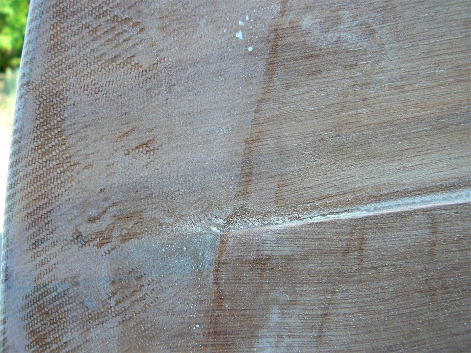 Même vue après un premier ponçage : il faut "effacer" le relief au bord du tissu de verre... Je vais aussi repasser deux couches d'époxy (avec ponçage entre) afin de"remplir la trame" qui est encore très visible sur cette image. 