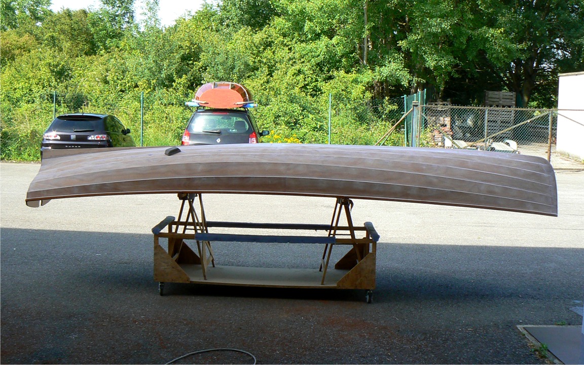 J'ai sorti la Yole de Chester pour un nouveau ponçage. On aperçoit en arrière-plan une Arwen chargée sur ma voiture : c'est celle qui est à vendre d'occasion, et que je prête pour une exposition sur Stevenson à Ourscamp. 