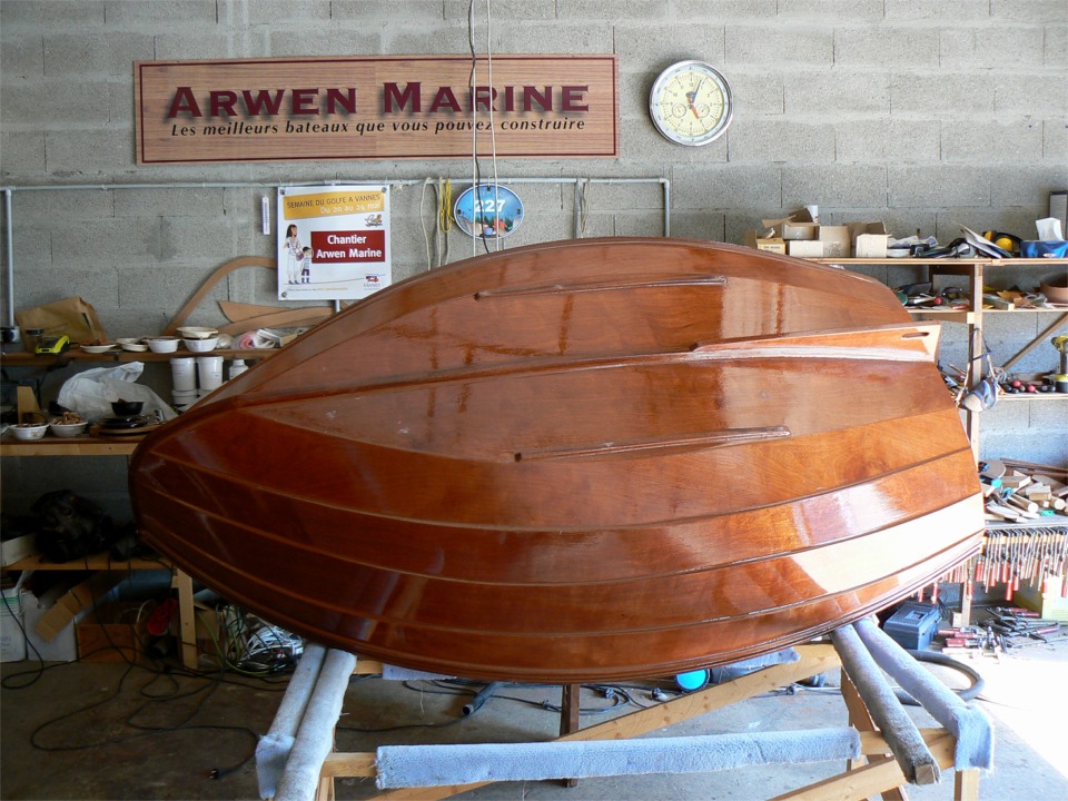 Je viens de passer encore une couche d'époxy sur l'extérieur de l'Arwen, et je l'ai calée en hauteur pour "nettoyer" le desous de la lisse intérieure. 