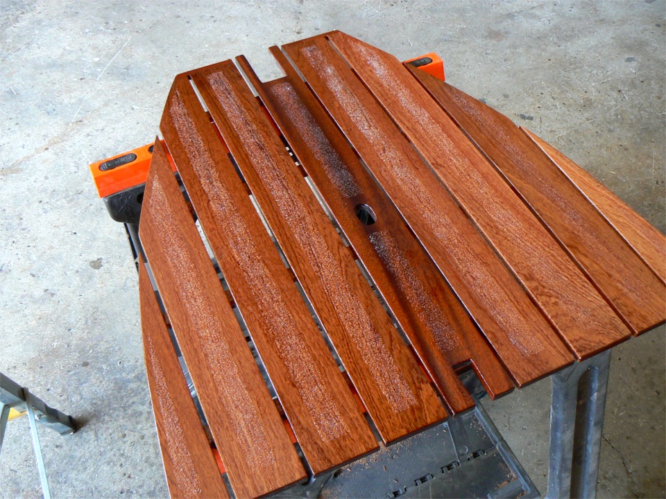 Je repasse une couche d'époxy pour "fixer" les microbilles de verre des bandes d'antidérapant. 