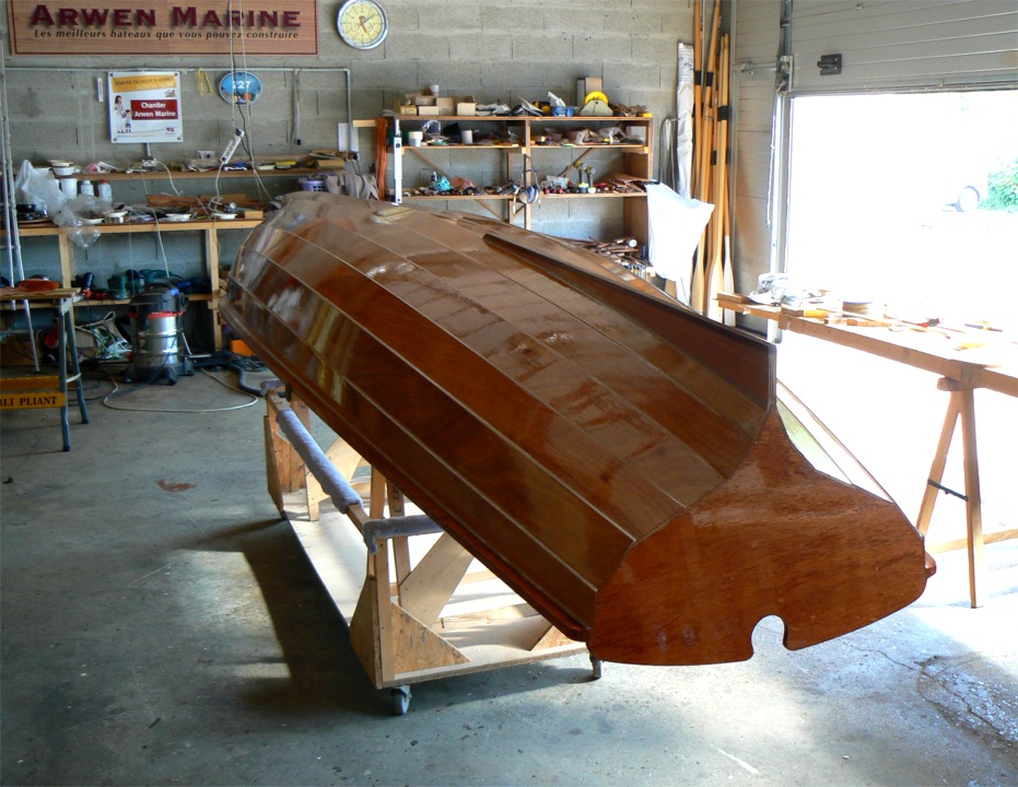 Encore une couche d'époxy sur l'extérieur de la Yole de Chester. 