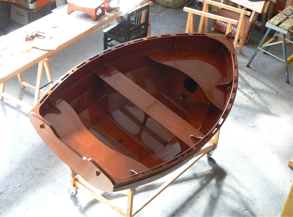 Avant de passer au vernis, j'ai pesé cette Arwen "custom" : elle pèse 4 kg de plus que l'originale (avec bancs en pin sans caissons dessous) et on arrive donc à 42 kg, plus encore 6 kg pour les planchers, ce qui fait 48 kg au total. Plus lourde que la Yole de Chester ou qu'un Skerry... 