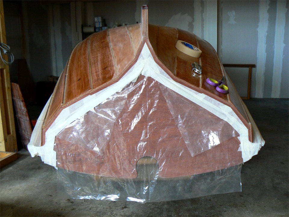 Je me pr&eacute;pare enfin &agrave; commencer la peinture de la Yole de Chester : j'ai masqu&eacute; le tableau arri&egrave;re et les listons qui resteront vernis. 