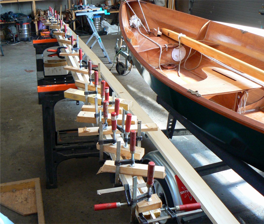 Petite diversion : je fais le premier collage &agrave; l'&eacute;poxy d'un m&acirc;t "caisse" pour une voile au tiers de 8 m2 : les deux &eacute;l&eacute;ments centraux sont coll&eacute;s sur l'une des joues. 