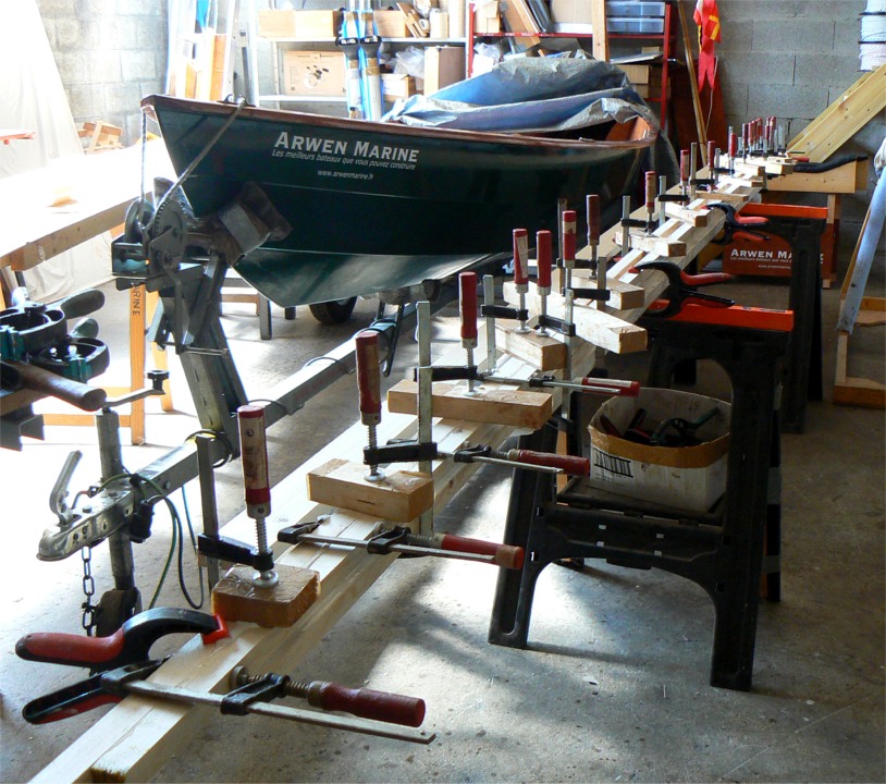 Apr&egrave;s ce premier collage, je passe l'ensemble dans le rabot stationnaire afin d'obtenir une surface impeccable pour le second collage (celui de la seconde "joue" sur l'ensemble). 