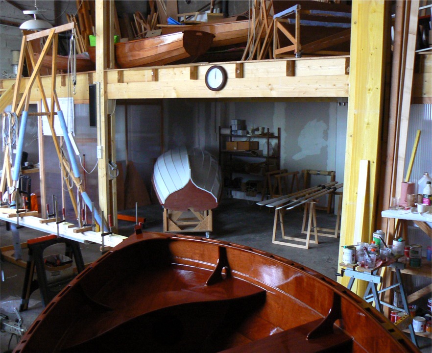 Le vernis de l'Arwen avance bien, au second plan &agrave; gauche, j'ai fait le second collage du m&acirc;t, au centre la Yole de Chester a re&ccedil;u une nouvelle couche de gris, ainsi que la pelle de ses quatre avirons, en gris comme la coque (id&eacute;e emprunt&eacute;e &agrave; Pierre). 