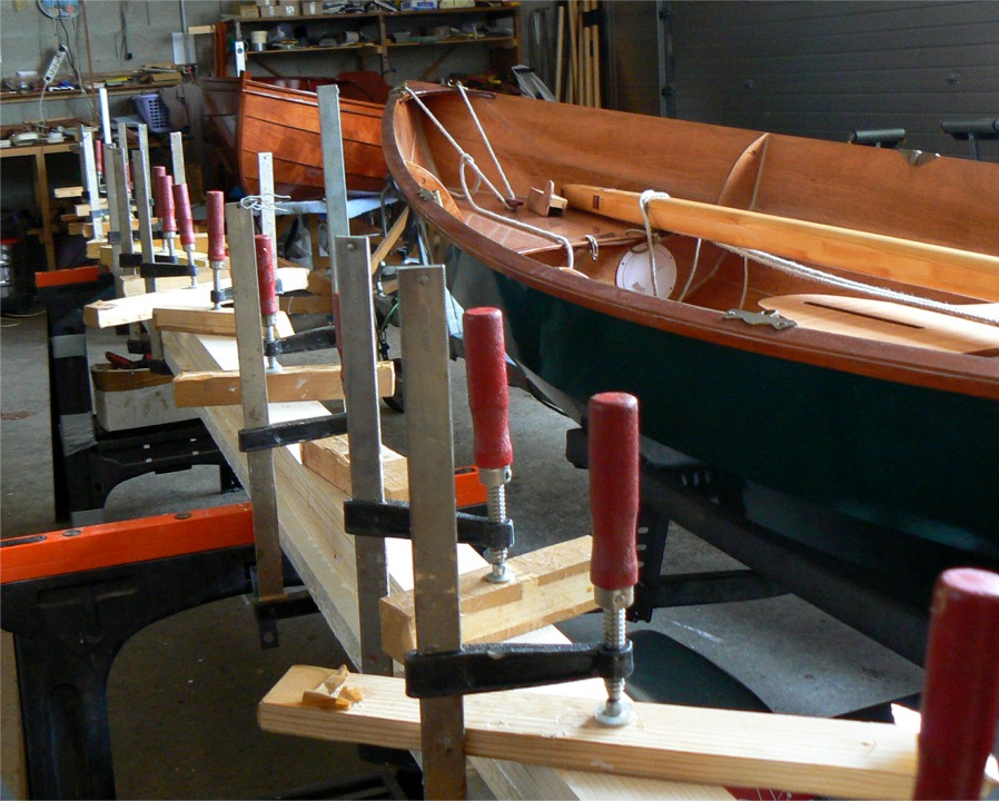 Je colle les &eacute;l&eacute;ments du m&acirc;t sur ma r&egrave;gle en alu (une barri&egrave;re de parking en retraite active). Je n'ai malheureusement pas fait de photos de la suite : passage &agrave; l'octogone puis &agrave; l'hexad&eacute;cagone (16 cot&eacute;s, parfois nomm&eacute; hexakaid&eacute;cagone) sur le rabot stationnaire gr&acirc;ce &agrave; des cales de rabotage, puis affinage des extr&eacute;mit&eacute;s et reprise de l'hexatruc au rabot &eacute;lectrique) et enfin finition &agrave; la ponceuse. 