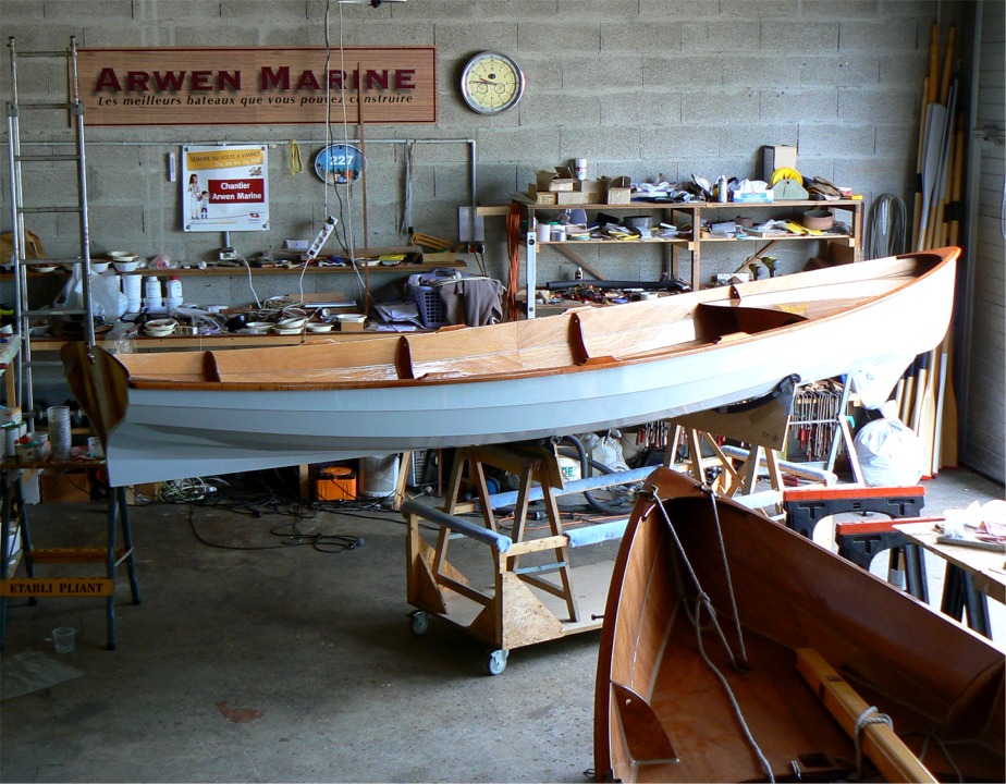 Peinture de l'ext&eacute;rieur finie sur la coque de la Yole de Chester, j'attaque le vernis... 