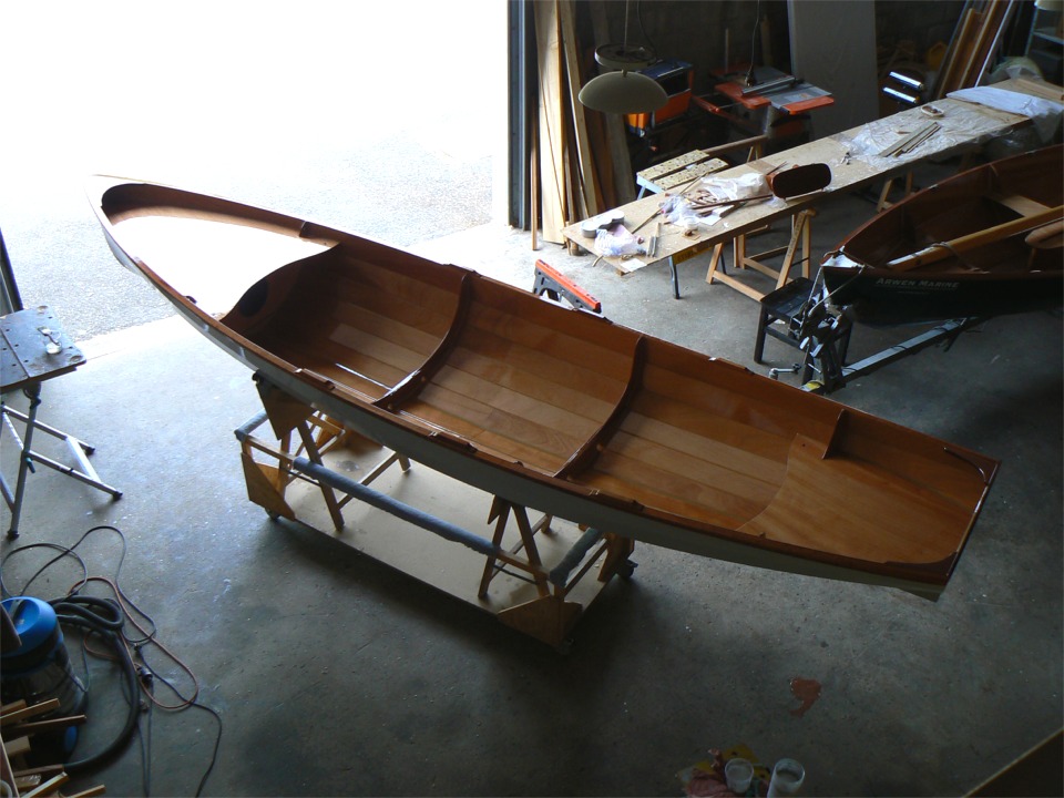 Vue de la coque en cours de vernis, sans les planchers que je vernis s&eacute;par&eacute;ment. Les trois &eacute;l&eacute;ments du plancher p&egrave;sent 7 kg ensemble, et je suis tent&eacute; de modifier le syst&egrave;me pour pouvoir m'en passer tout en conservant la flexibilit&eacute; de positionnement qu'ils offrent. 