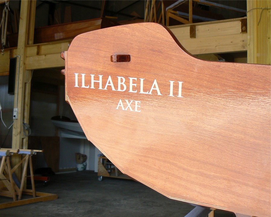 Entretemps j'ai fini le vernis de l'Arwen et je viens de poser le lettrage sur le tableau. Celui-ci est r&eacute;alis&eacute; en film transf&eacute;rable, en deux couches : une blanche, puis une dor&eacute;e, afin de simuler des lettres dor&eacute;es avec un contour blanc. 