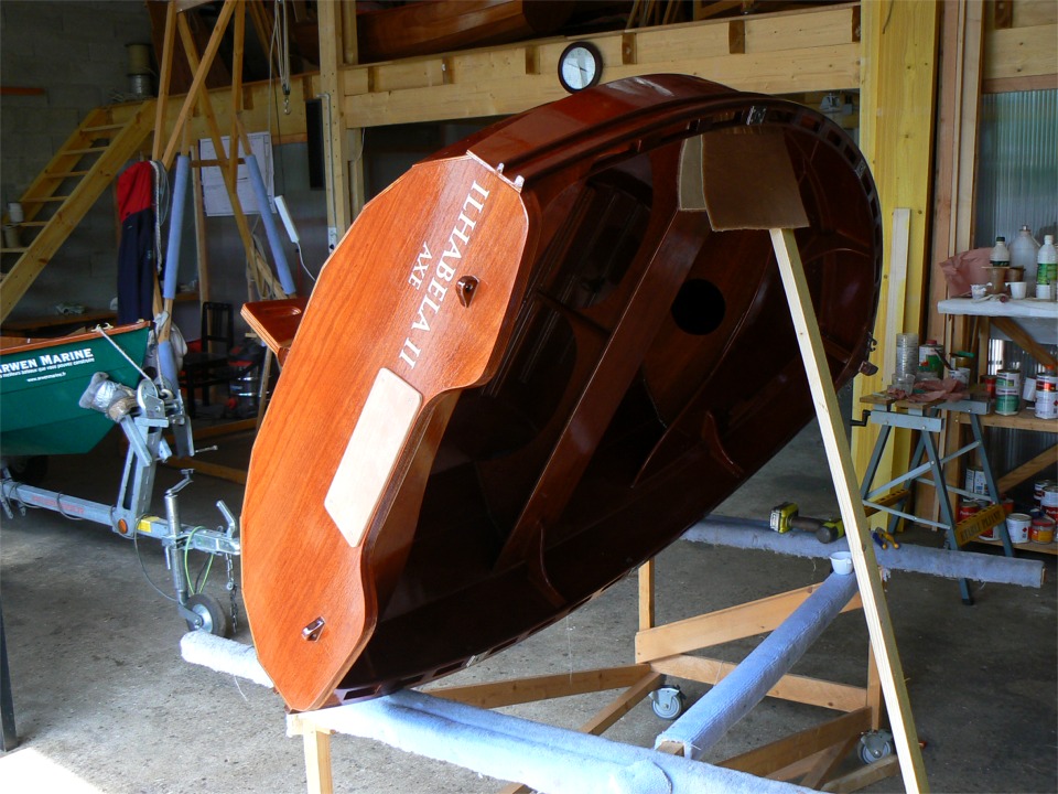 J'ai mis l'Arwen sur la tranche afin d'installer les trappes des caissons &eacute;tanches, les quatre cad&egrave;nes qui vont permettre de la hisser sur le pont de son bateau-m&egrave;re par une drisse et une patte d'oie, les taquets, les chaumards, etc. 