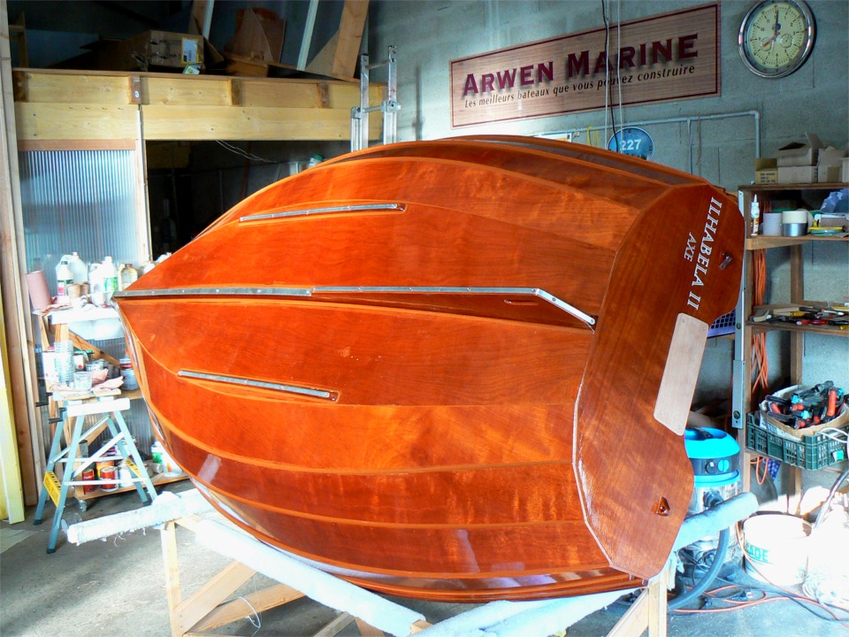 J'ai install&eacute; entretemps des bandes-molles en alu de 2 mm d'&eacute;paisseur, nettement moins lourdes que l'inox, et pour lesquelles la corrosion &eacute;lectrolytique n'est pas &agrave; craindre sur une annexe qui passera par d&eacute;finition l'essentiel de son temps quille &agrave; l'air. La lumi&egrave;re du soir ajoute une touche dor&eacute;e au contreplaqu&eacute; makor&eacute; de la coque... 