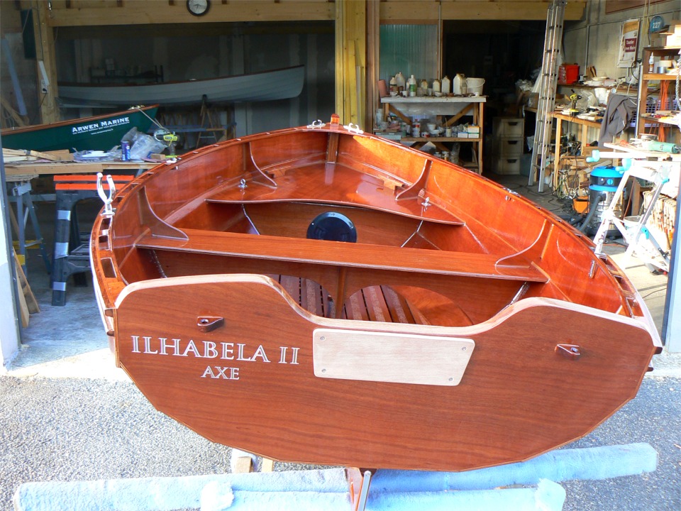 J'ai aussi install&eacute; un plastron en contreplaqu&eacute; marine brut de part et d'autre du tableau afin d'&eacute;viter que les presses d'un &eacute;ventuel hors-bord attaquent le vernis. 