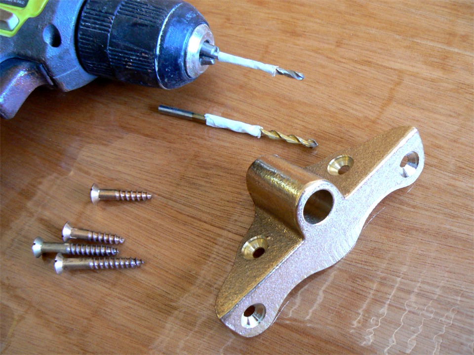 L'Arwen est partie rejoindre son bateau-m&egrave;re et j'installe les supports de dames de nage sur la Yole de Chester. J'ai enroul&eacute; de l'adh&eacute;sif sur mes forets afin de limiter la profondeur des trous &agrave; percer. 