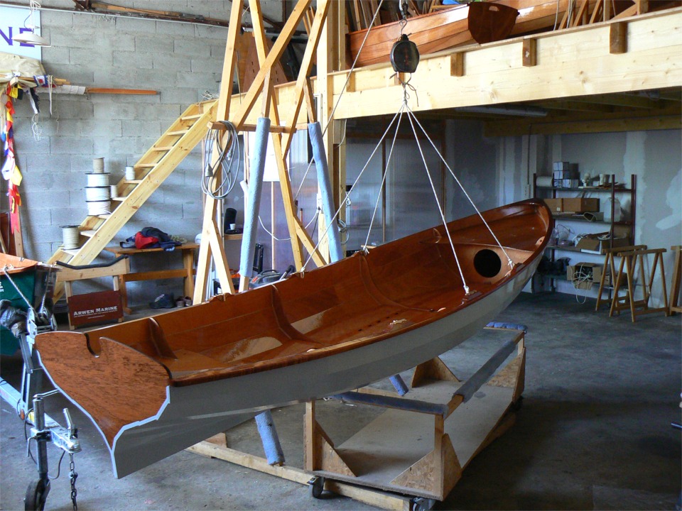 Pesage de la Yole de Chester : 40 kg sans les planchers (ni la trappe avant, mais elle n'a gu&egrave;re d'impact). Avec les planchers, nous serons donc &agrave; 47 kg, soit 2 kg au-dessus du poids th&eacute;orique... Je savais que je serais au-dessus car j'ai augment&eacute; de 30% la stratification int&eacute;rieure, mais 2 kg, c'est cher pay&eacute;... 