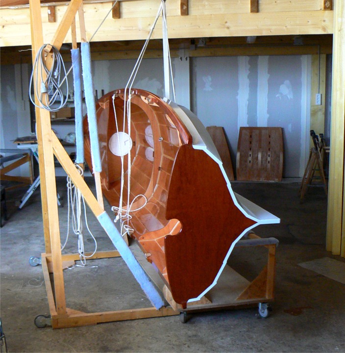 J'ai mis la yole sur la tranche pour monter la trappe avant. 