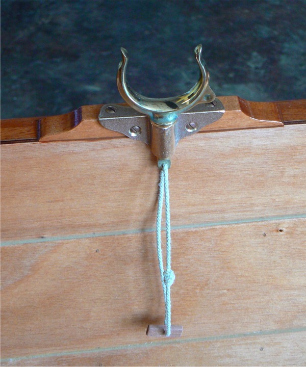 Je n'arrive plus &agrave; me procurer les petites cha&icirc;nettes de suret&eacute; en laiton, et j'ai donc mis un bout de bois sur un bout de garcette ferm&eacute; par un noeud de p&eacute;cheur : nettement moins &eacute;l&eacute;gant mais tout aussi s&ucirc;r ! 