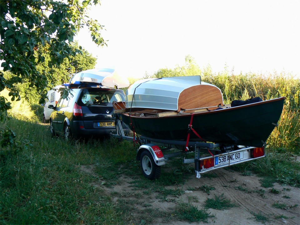 Arrivée vespérale à Paimpol, où je fais escale chez mon frère Gilles. J'ai ajouté un Youyou sur le Skerry, car je veux le tester à l'aviron en l'utilisant comme "chase boat" (bateau suiveur) pour faire des photos des essais de la yole. 