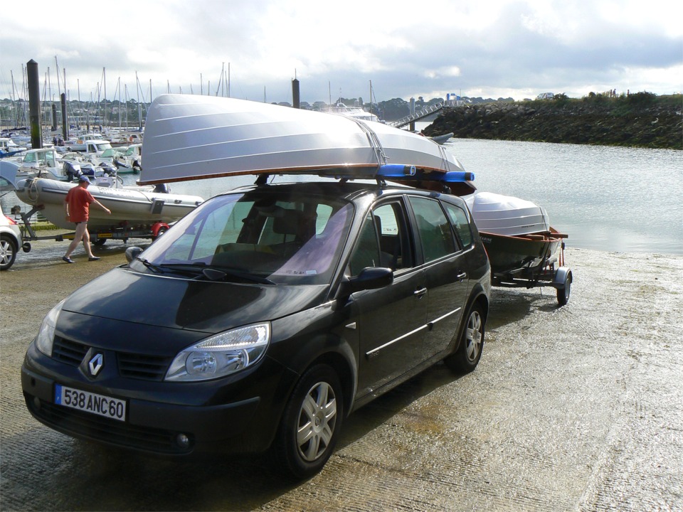 J'ai livré samedi 10 juillet la Yole de Chester au port du Moulin Blanc à Brest. La yole est sur les barres de toit, et j'ai utilisé le Youyou visible au-dessus du Skerry sur la remorque pour faire les photos visibles sur cette page. 