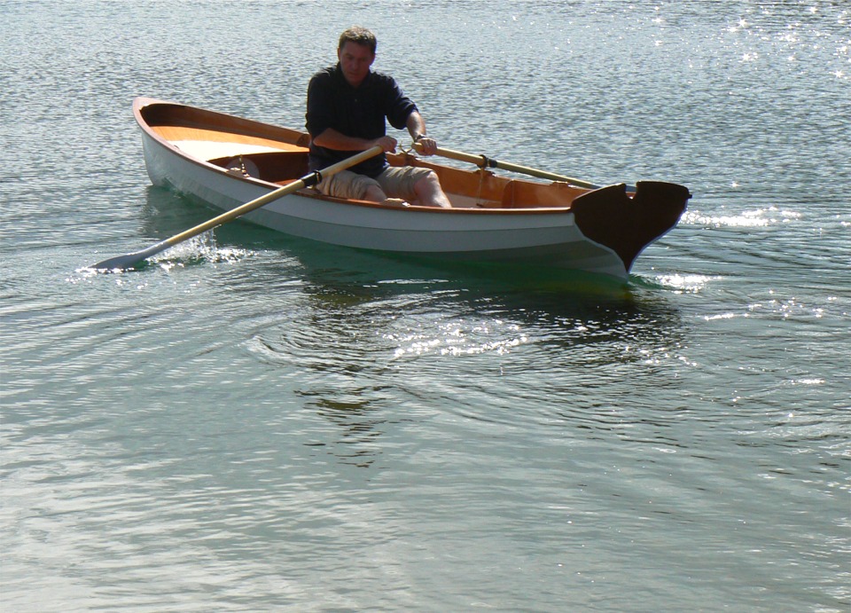 Jean prend contact avec son bateau. Il avait déjà vu la Yole de Chester sur mon stand à Brest 2008 et m'a demandé de la construire pour lui car son travail ne lui en laisse pas le loisir. 