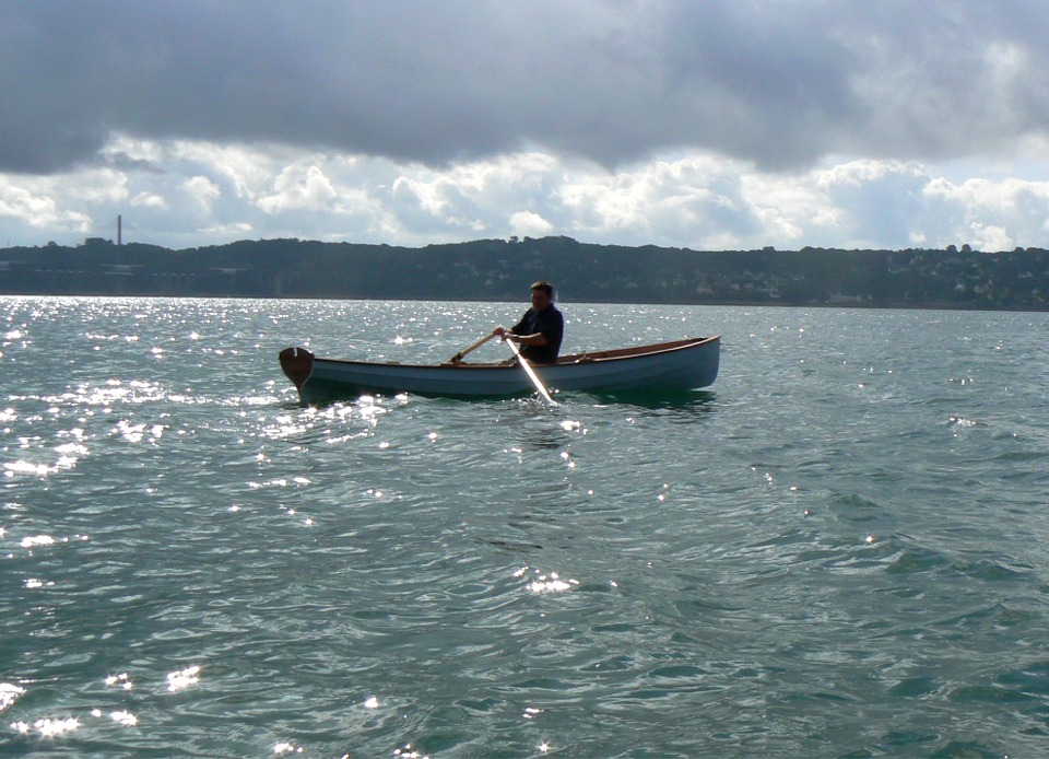 Nous sortons du port pour faire un tour sur la rade de Brest. Le temps est couvert avec une petite brise et une mer belle, avec juste ce qu'il faut de clapot pour apprécier la fluidité du passage de la carène dans ces petites vagues. 