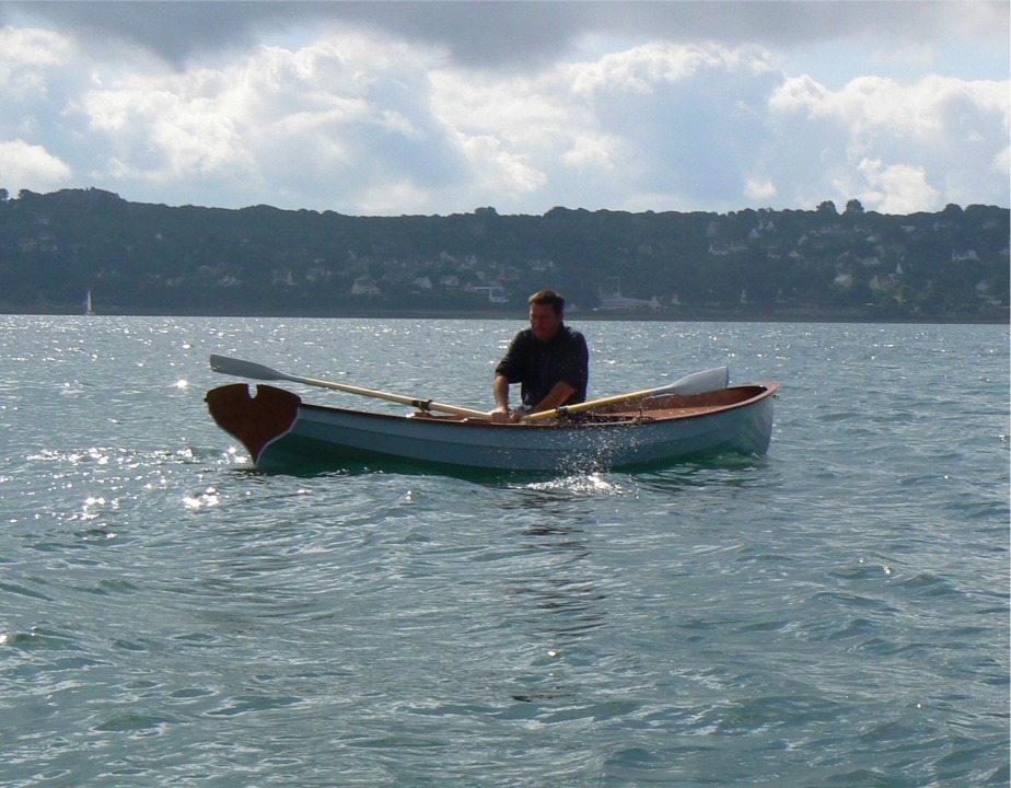 Jean prend vite le coup de main pour "croiser" les avirons de 2.40 m dont les poignées se superposent dans la phase d'appui et de replacement. Il faut s'habituer à mettre la main gauche dessus, et le dessus de la main droite doit venir la toucher par dessous. 