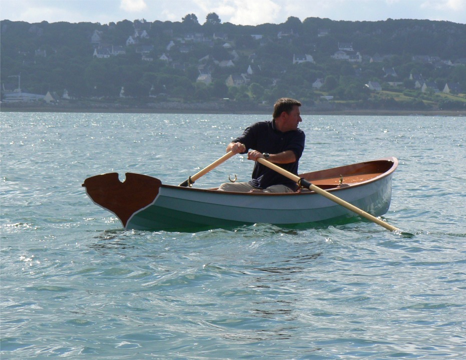Attention cependant de ne pas se griffer pendant le croisement, car le clapot perturbe la régularité du mouvement ! Les pouces doivent en principe venir couvrir le bout de l'aviron, horizontalement. Ici on est en phase d'appui. 