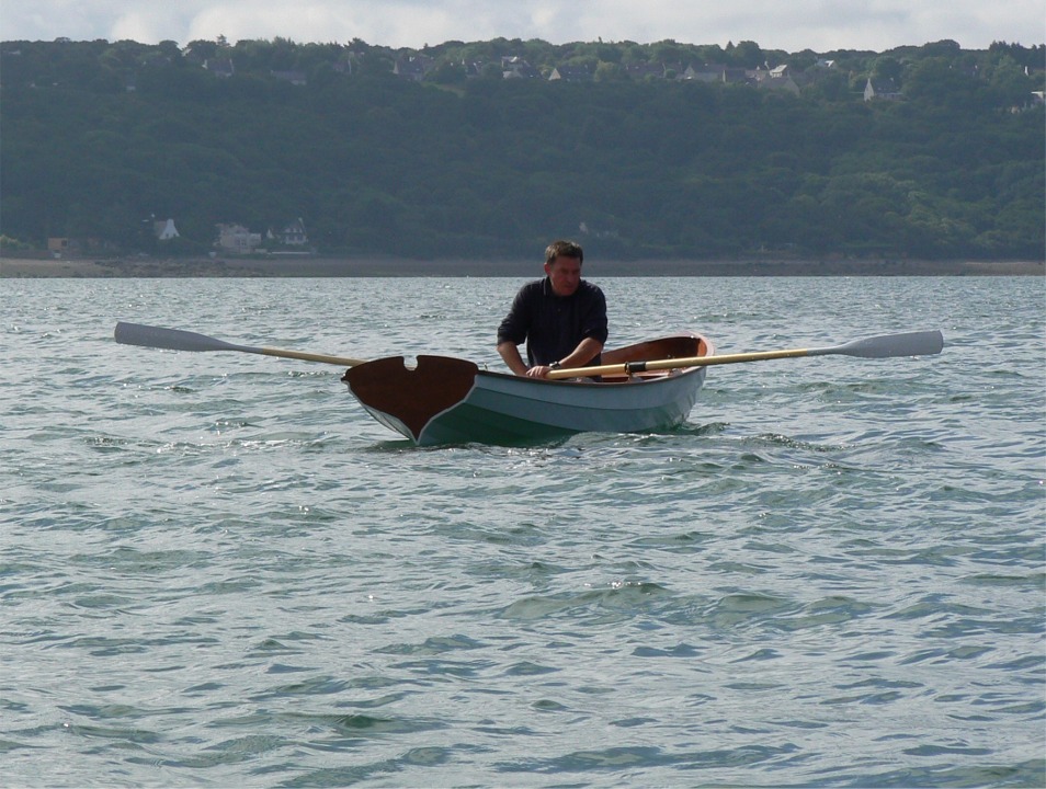 Début du replacement après le "dégagé", les pales sont sorties de l'eau et repositionnées en avant. Jean lève bien ses avirons pour éviter d'accrocher les crêtes. 