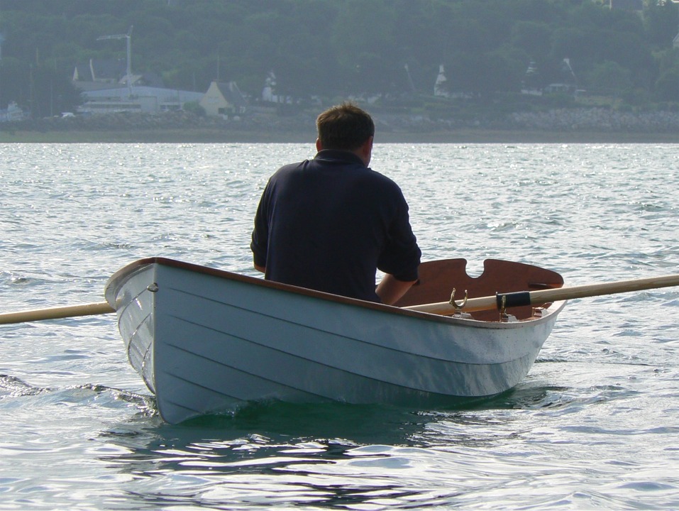 Cette vue de l'avant montre bien la hauteur du franc-bord à la proue, l'un des éléments de l'excellente tenue de mer de la Yole de Chester, hérité des canots de servitude Whitehall. 