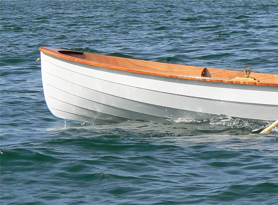 Ce profil de la proue montre comme elle soulage en traversant une vague. 