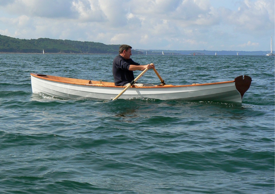 Puis elle replonge dans la suivante, et c'est la poupe qui soulage à son tour. 