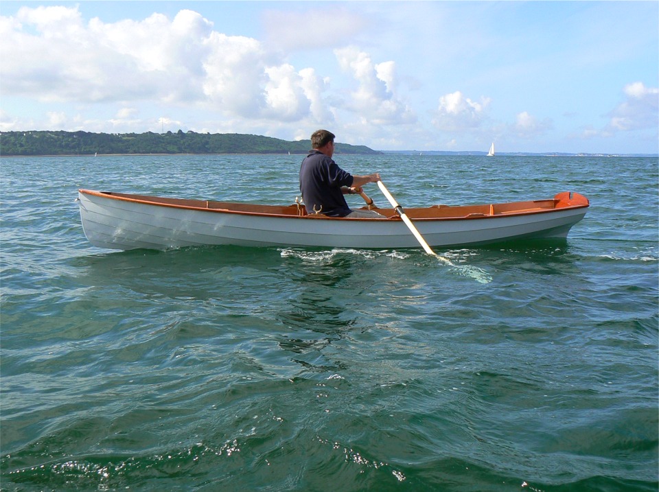 L'étrave est presque verticale, de même que le tableau, avec un brion très marqué afin de maximiser la longueur de flottaison, qui adoucit ce mouvement et évite qu'il absorbe une trop grande partie de l'effort de propulsion. 
