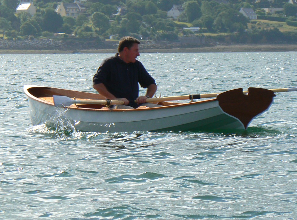 La hauteur du tableau et du franc-bord à l'arrière premettent d'équilibrer le fort volume de la proue et assurent que la Yole de Chester sera sûre même dans un clapot haut et court. 