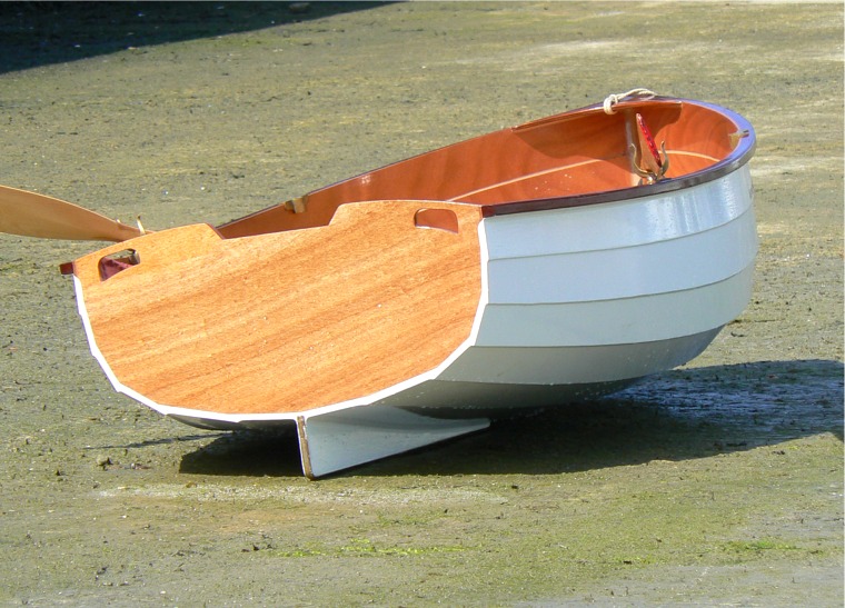 Cette vue du Youyou sur la cale montre la différence : la courte longueur (2.28 m au lieu de 4.58 m) nécessite une forme très "pleine" afin d'assurer la stabilité et la portance requises par une annexe. 