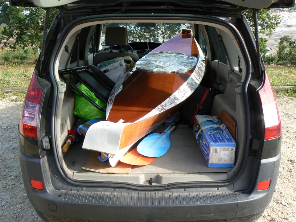 Je n'ai donc apport&eacute; de Clairoix que le Wood Duck 10 que j'avais construit en avril 2008 et tr&egrave;s r&eacute;cemment fini de peindre et vernir. A mon grand plaisir, il tient &agrave; l'int&eacute;rieur de ma voiture, bien qu'en baissant le dossier du si&egrave;ge passager et en d&eacute;posant tous les autres si&egrave;ges. Comme quoi, on ne se moque pas du monde en annon&ccedil;ant un kayak compact ! Je lui ai coll&eacute; un carr&eacute; de moquette sur le nez pour &eacute;viter d'ab&icirc;mer le vernis. 