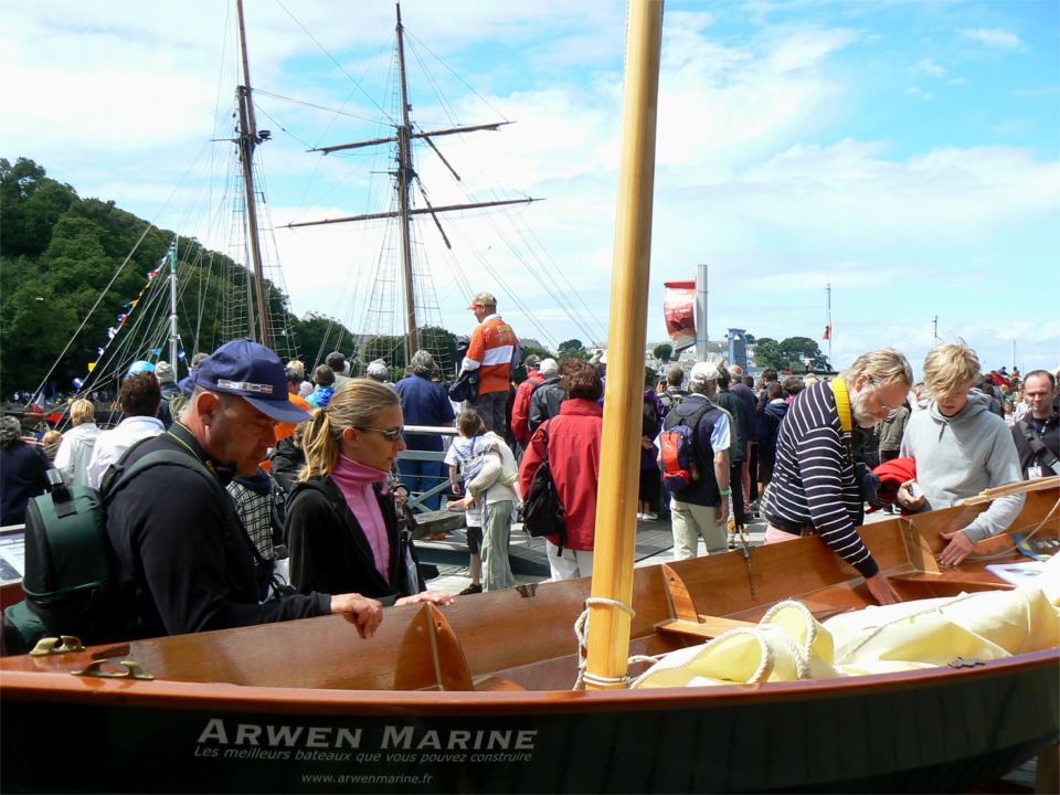 Chaque après-midi, la pleine mer est le moment des mouvements de bateaux, avec l'ouverture de la porte du bassin à flot. C'est logiquement le moment de plus forte affluence sur l'estacade. 