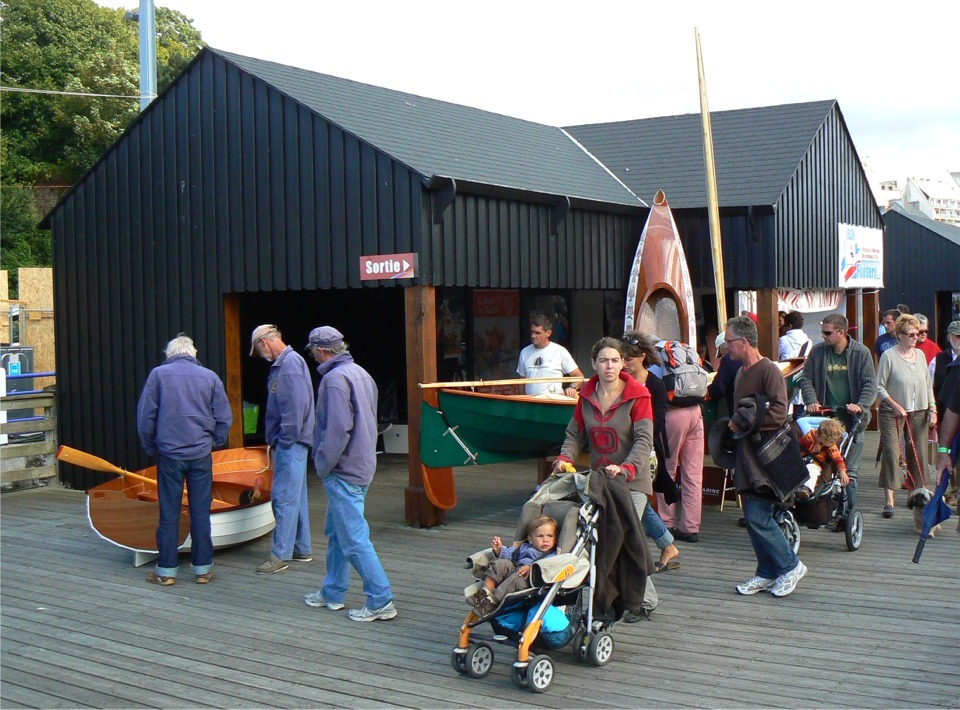 Le public de Douarnenez 2010 est nettement plus connaisseur des bateaux que celui que j'ai l'habitude de rencontrer sur les salons nautiques, ce qui est fort agréable. 