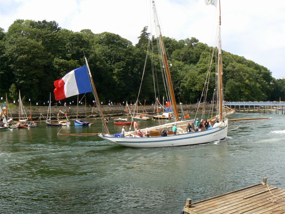 La bisquine La Granvillaise sort du port.