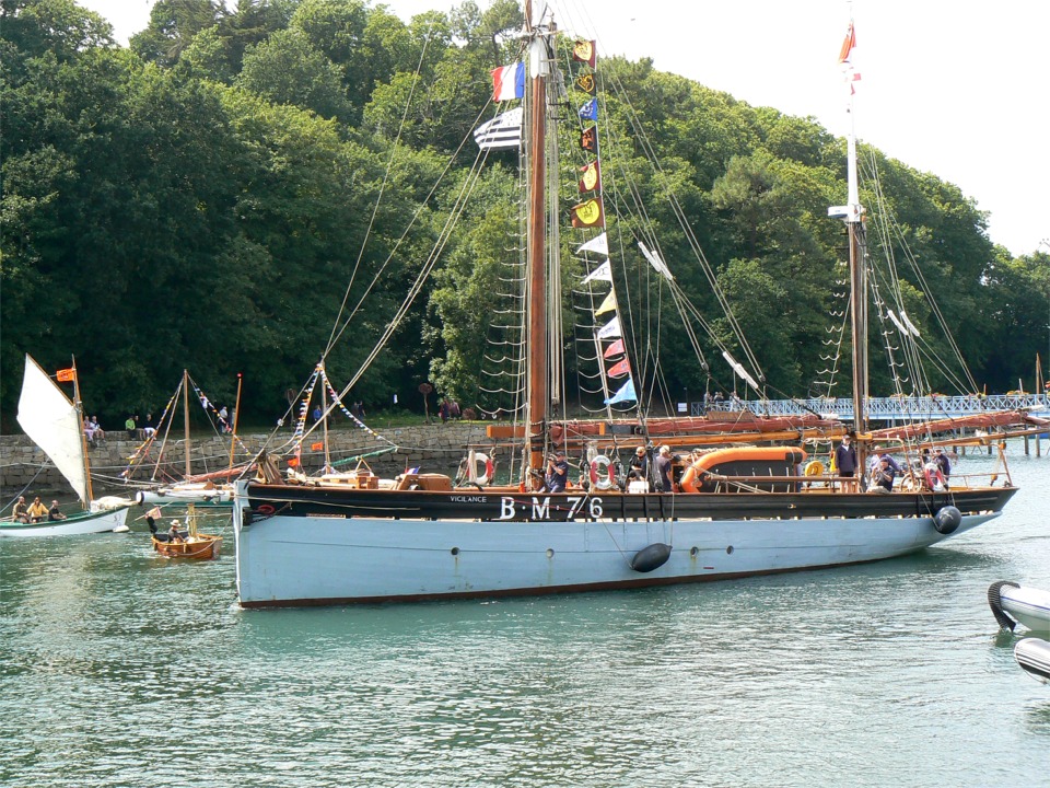 Entrée du ketch de Brixham Vigilance , dont l'absence de tonture rend la ligne étrange. 