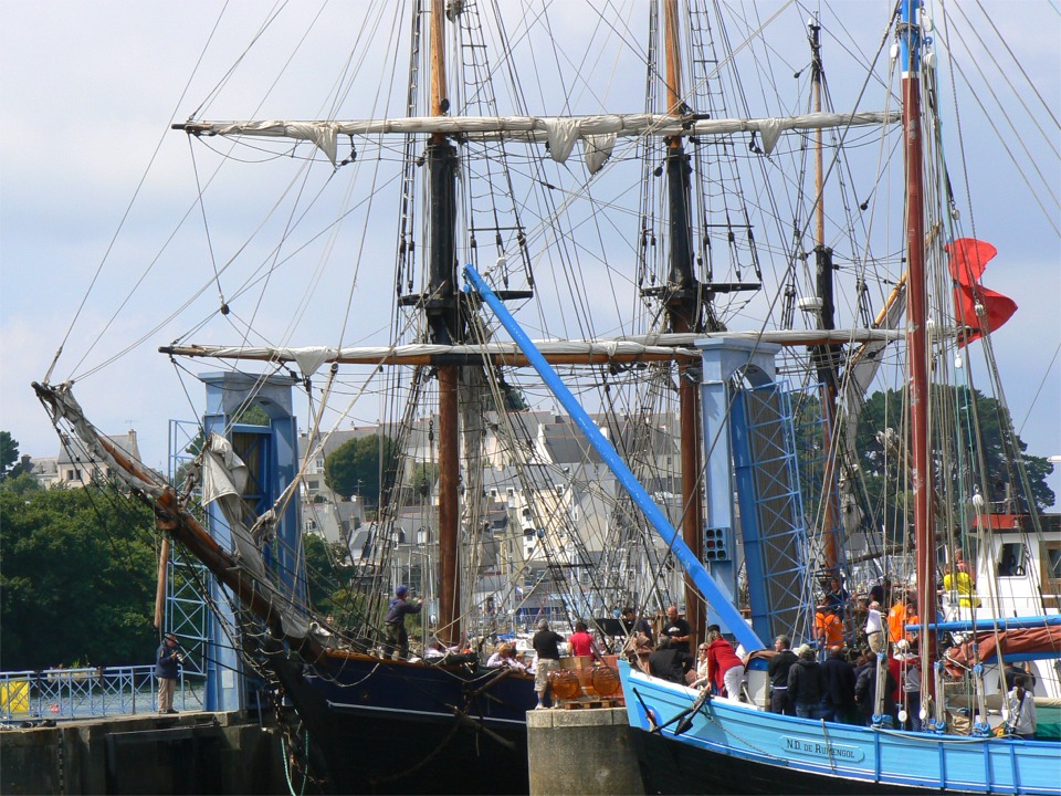 Entrée majestueuse d'Earl of Pembroke, construit en Suède en 1948, initialement gréé en goélette, et travesti en trois-mâts barque en 1994 pour faire du cinéma. 