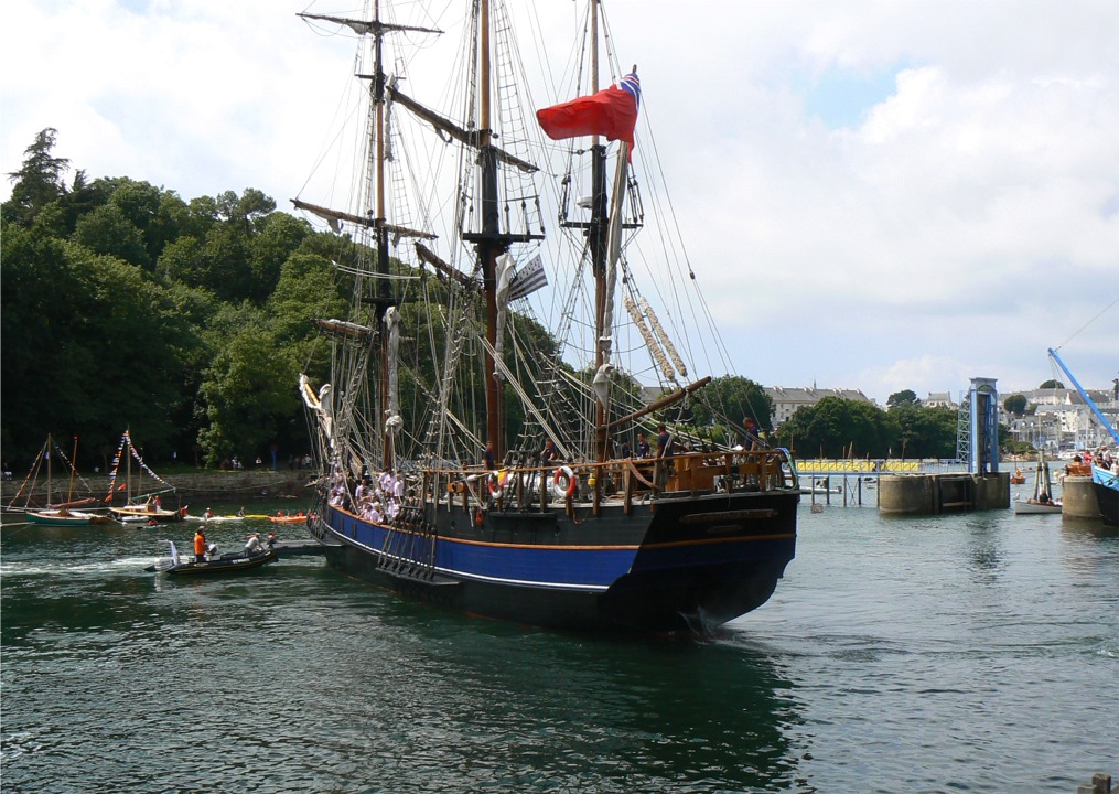 Earl of Pembroke fait demi-tour afin de s'amarrer dans le sens de la porte pour faciliter la prochaine manoeuvre de sortie. Son gaillard d'arrière rapporté est assez laid, ce qui est fort dommage... On distingue encore l'ancien tableau arrondi, deux fois plus bas. 