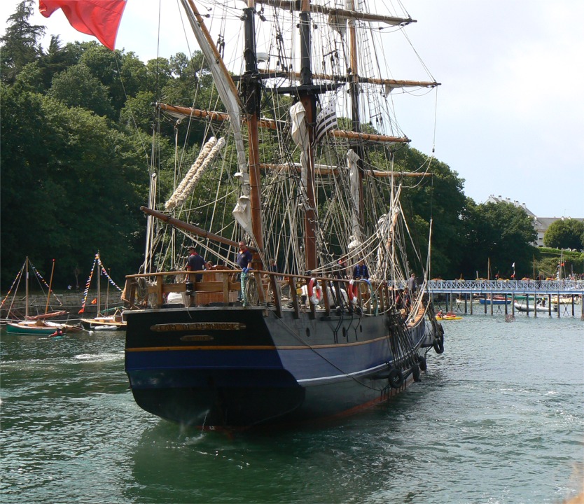 Demi-tour presque fini. Son entrée dans le port a nourri la polémique concernant l'abstention du Belem (réparée deux jours plus tard), car la taille des deux bateaux est similaire, mais il faut reconnaitre que le maître bau du Belem fait 1.50 m de plus que celui du Pembroke (8.80 m contre 7.30 m), ce qui ne laisse que quelques centimètres de marge au passage de la porte du bassin.