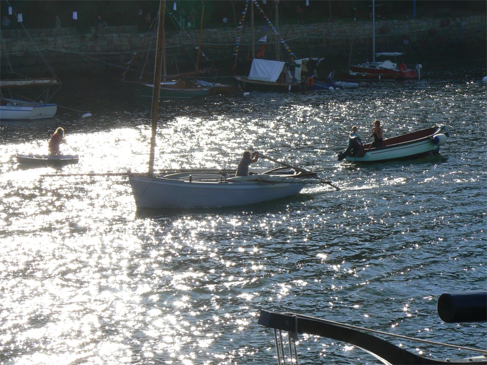 Et un autre concurrent dans un bateau encore nettement plus lourd, mais néanmoins bien dans la course. 