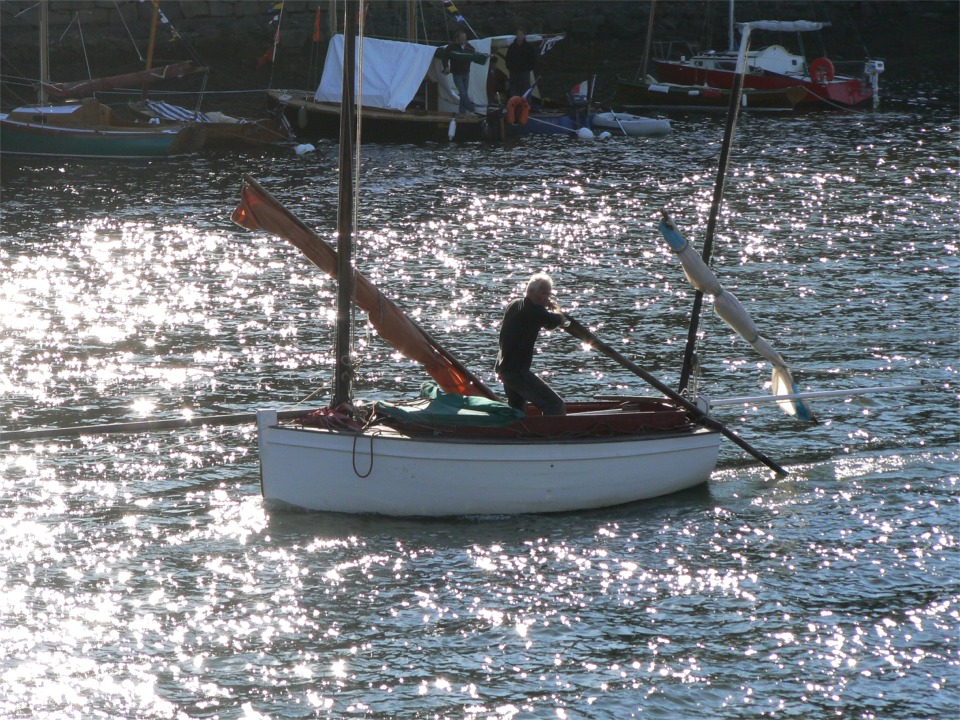 Certains n'hésitent pas à s'engager avec des bateaux nettement plus importants que les annexes : voici par exemple un joli bourcet-malet. 