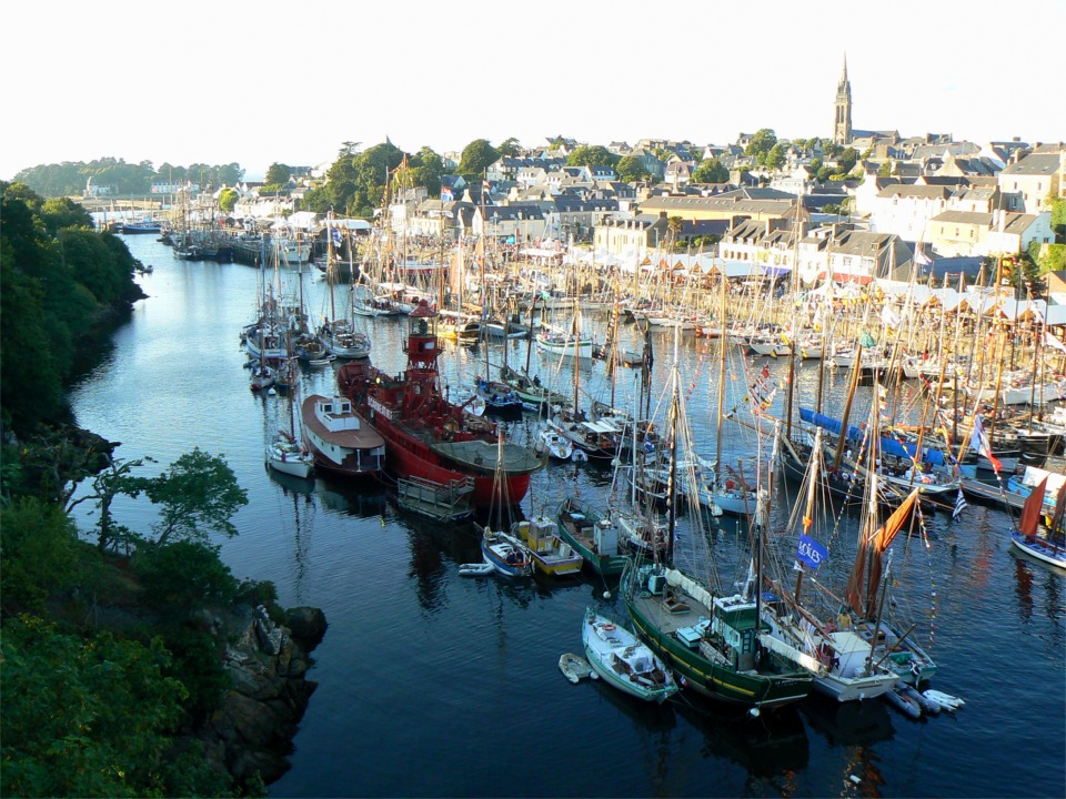 Je suis monté sur le "grand pont" qui surplombe le Port Rhu vers 20h30 pour profiter de la lumière du soir sur la fête. 