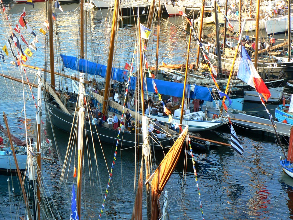 C'est le moment où les bateaux accueillent de nombreux invités, à l'exemple des bisquines : La Cancalaise noire et La Granvillaise blanche. 