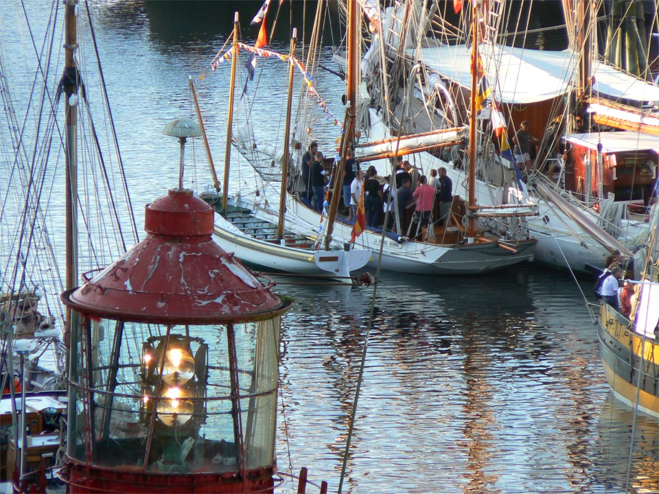 Le feu du Scarweather s'invite de façon incongrue à la soirée sur La Grande Hermine, le yawl de l'Ecole Navale, à couple de La Belle Poule, goélette à hunier dite "paimpolaise", car du même type que celles armées par le port de Paimpol pour aller pêcher la morue sur les Bancs de Terre-Neuve (voir la description de cette pêche dans notre article sur le Bluenose). 