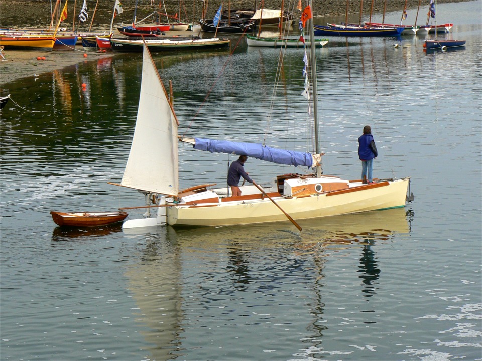 Un petit bateau de plaisance qui n'a rien de traditionnel, sinon ses avirons et sa voile aurique (sur des espars en carbone !) J'ai appris de son propriétaire enthousiaste qu'il s'agit d'un dessin de Gildas Plessis. 