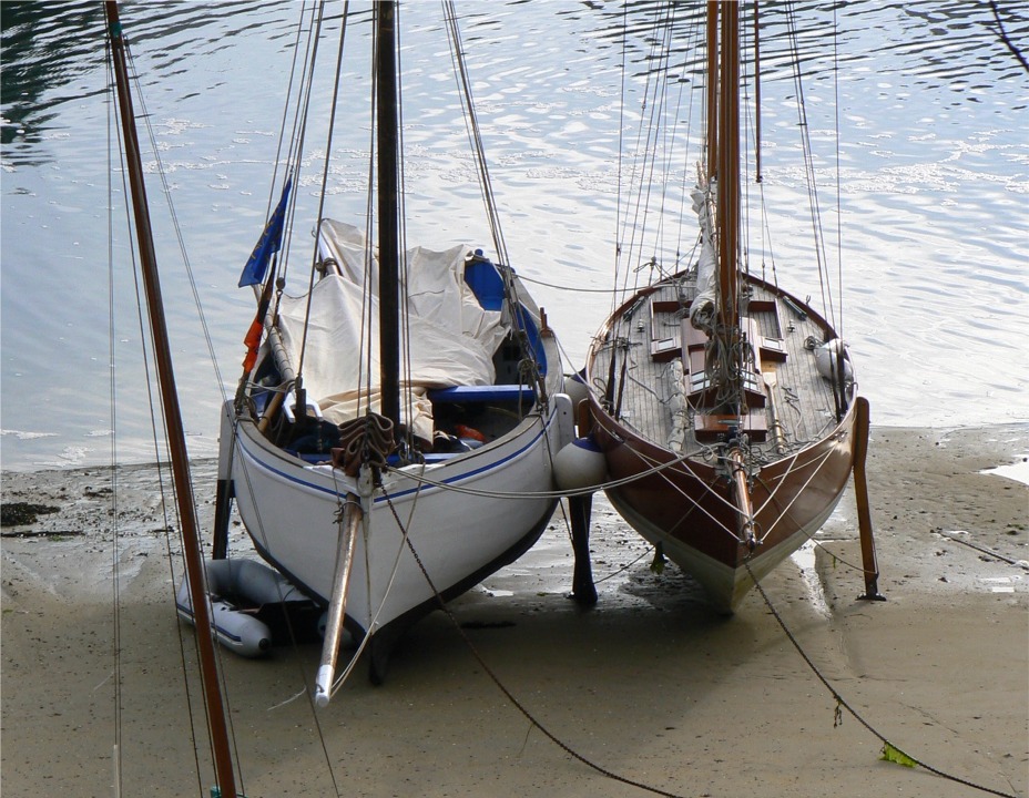 Vue de face d'Ortegal, échoué à couple d'un bateau de travail. 