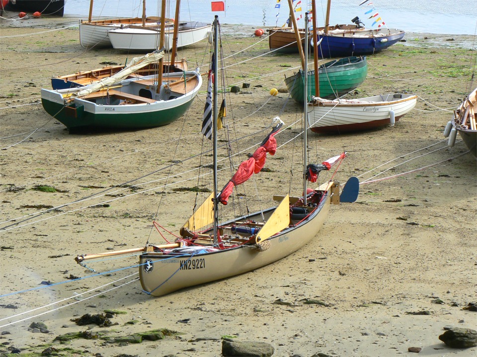 Un canoë à voile gréé en ketch aurique. 